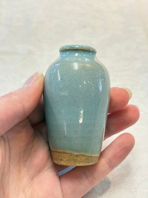 A Chinese blue-glazed 'jun' miniature vase with a wooden box, Song/Yuan — photo 5