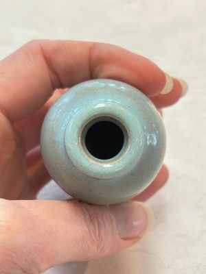 A Chinese blue-glazed 'jun' miniature vase with a wooden box, Song/Yuan — photo 6