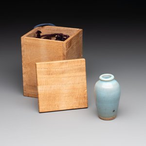 A Chinese blue-glazed 'jun' miniature vase with a wooden box, Song/Yuan — photo 1