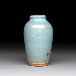 A Chinese blue-glazed 'jun' miniature vase with a wooden box, Song/Yuan — photo 2