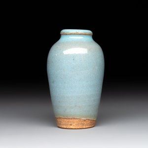 A Chinese blue-glazed 'jun' miniature vase with a wooden box, Song/Yuan — photo 3