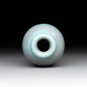 A Chinese blue-glazed 'jun' miniature vase with a wooden box, Song/Yuan — photo 4