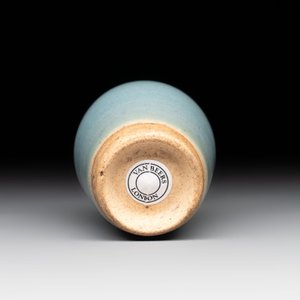 A Chinese blue-glazed 'jun' miniature vase with a wooden box, Song/Yuan — photo 5