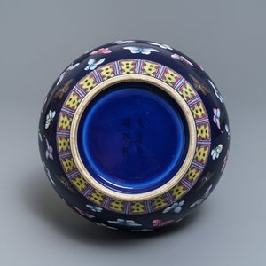 A Chinese blue-ground bottle vase with overglaze butterfly design, Guangxu mark, 19/20th C. — 照片 5