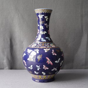 A Chinese blue-ground bottle vase with overglaze butterfly design, Guangxu mark, 19/20th C. — 照片 7