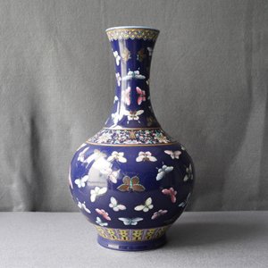 A Chinese blue-ground bottle vase with overglaze butterfly design, Guangxu mark, 19/20th C. — 照片 8