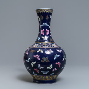 A Chinese blue-ground bottle vase with overglaze butterfly design, Guangxu mark, 19/20th C. — 照片 2