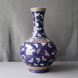 A Chinese blue-ground bottle vase with overglaze butterfly design, Guangxu mark, 19/20th C. — 照片 9