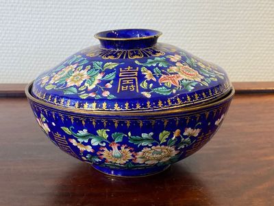 A Chinese blue-ground Canton enamel bowl and cover, Qianlong — photo 2