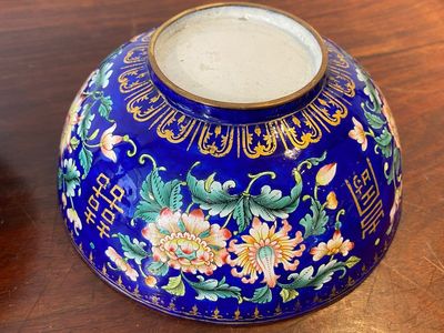 A Chinese blue-ground Canton enamel bowl and cover, Qianlong — photo 6