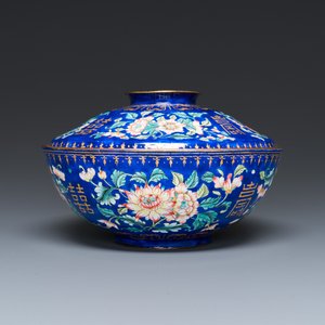 A Chinese blue-ground Canton enamel bowl and cover, Qianlong — photo 4