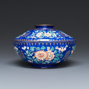 A Chinese blue-ground Canton enamel bowl and cover, Qianlong — photo 6