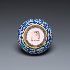 A Chinese blue-ground Canton enamel double gourd 'dragons' vase, Shangxin 赏心 mark, Qianlong — 照片 5