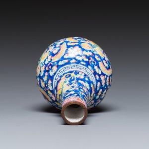 A Chinese blue-ground Canton enamel double gourd 'dragons' vase, Shangxin 赏心 mark, Qianlong — 照片 6