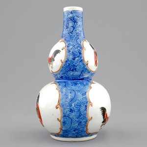 A Chinese blue ground double gourd vase with roosters, 18/19th C. — photo 3