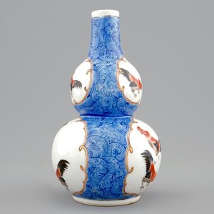 A Chinese blue ground double gourd vase with roosters, 18/19th C. — photo 5