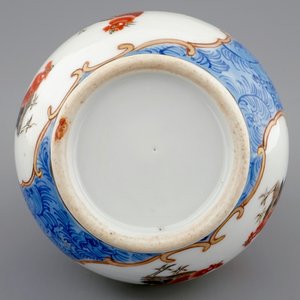 A Chinese blue ground double gourd vase with roosters, 18/19th C. — photo 7