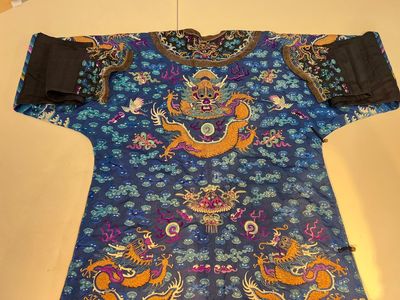 A Chinese blue-ground embroidered silk 'Dragon' robe, 'Ji Fu' 吉服, 19th C. — 照片 11