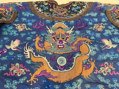 A Chinese blue-ground embroidered silk 'Dragon' robe, 'Ji Fu' 吉服, 19th C. — 照片 12