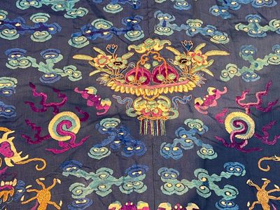 A Chinese blue-ground embroidered silk 'Dragon' robe, 'Ji Fu' 吉服, 19th C. — 照片 15