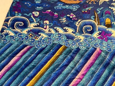 A Chinese blue-ground embroidered silk 'Dragon' robe, 'Ji Fu' 吉服, 19th C. — 照片 19