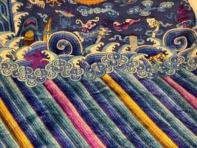 A Chinese blue-ground embroidered silk 'Dragon' robe, 'Ji Fu' 吉服, 19th C. — 照片 20