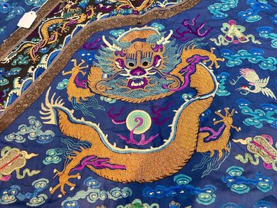 A Chinese blue-ground embroidered silk 'Dragon' robe, 'Ji Fu' 吉服, 19th C. — 照片 3
