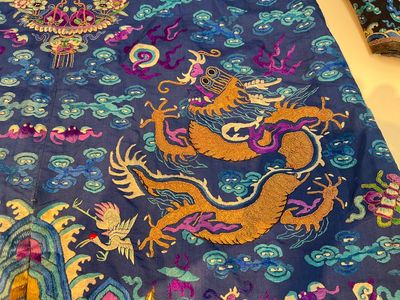 A Chinese blue-ground embroidered silk 'Dragon' robe, 'Ji Fu' 吉服, 19th C. — 照片 7