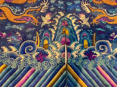 A Chinese blue-ground embroidered silk 'Dragon' robe, 'Ji Fu' 吉服, 19th C. — 照片 8