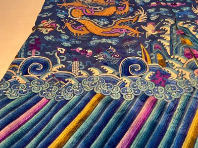 A Chinese blue-ground embroidered silk 'Dragon' robe, 'Ji Fu' 吉服, 19th C. — 照片 9
