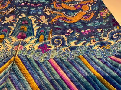 A Chinese blue-ground embroidered silk 'Dragon' robe, 'Ji Fu' 吉服, 19th C. — 照片 10