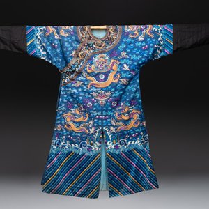 A Chinese blue-ground embroidered silk 'Dragon' robe, 'Ji Fu' 吉服, 19th C. — 照片 1