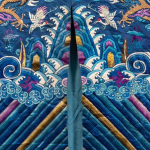 A Chinese blue-ground embroidered silk 'Dragon' robe, 'Ji Fu' 吉服, 19th C. — 照片 11