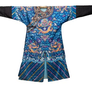 A Chinese blue-ground embroidered silk 'Dragon' robe, 'Ji Fu' 吉服, 19th C. — 照片 2