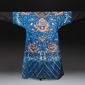A Chinese blue-ground embroidered silk 'Dragon' robe, 'Ji Fu' 吉服, 19th C. — 照片 3