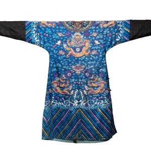 A Chinese blue-ground embroidered silk 'Dragon' robe, 'Ji Fu' 吉服, 19th C. — 照片 4