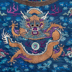 A Chinese blue-ground embroidered silk 'Dragon' robe, 'Ji Fu' 吉服, 19th C. — 照片 5
