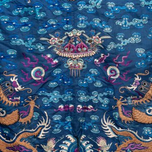A Chinese blue-ground embroidered silk 'Dragon' robe, 'Ji Fu' 吉服, 19th C. — 照片 6