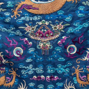 A Chinese blue-ground embroidered silk 'Dragon' robe, 'Ji Fu' 吉服, 19th C. — 照片 7