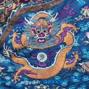 A Chinese blue-ground embroidered silk 'Dragon' robe, 'Ji Fu' 吉服, 19th C. — 照片 8