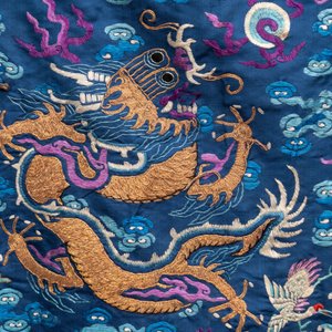 A Chinese blue-ground embroidered silk 'Dragon' robe, 'Ji Fu' 吉服, 19th C. — 照片 10