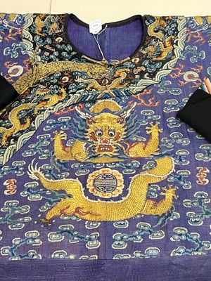 A Chinese blue-ground embroidered silk summer gauze 'Dragon' robe, 'Ji Fu' 吉服, 19th C. — photo 2
