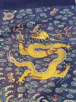 A Chinese blue-ground embroidered silk summer gauze 'Dragon' robe, 'Ji Fu' 吉服, 19th C. — photo 4