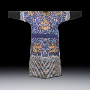 A Chinese blue-ground embroidered silk summer gauze 'Dragon' robe, 'Ji Fu' 吉服, 19th C. — photo 2