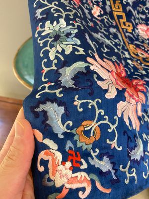 A Chinese blue-ground embroidered silk throne cushion cover, 18/19th C. — photo 11
