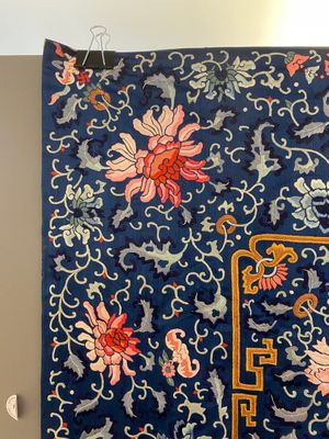 A Chinese blue-ground embroidered silk throne cushion cover, 18/19th C. — photo 2