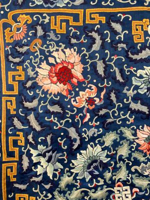 A Chinese blue-ground embroidered silk throne cushion cover, 18/19th C. — photo 3