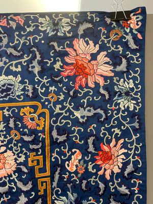 A Chinese blue-ground embroidered silk throne cushion cover, 18/19th C. — photo 5