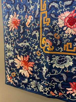 A Chinese blue-ground embroidered silk throne cushion cover, 18/19th C. — photo 8