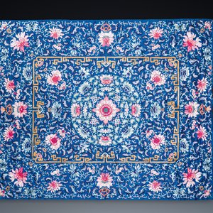 A Chinese blue-ground embroidered silk throne cushion cover, 18/19th C. — photo 1